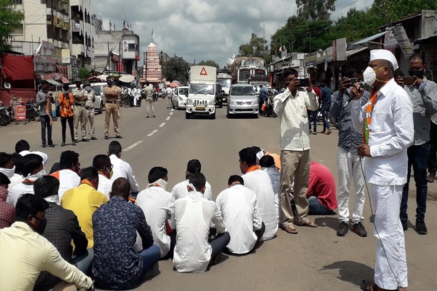 नेवासा येथे रास्ता रोको केल्याप्रकरणी भाजप जिल्हाध्यक्ष राजेंद्र गोंदकर, माजी आमदार बाळासाहेब मुरकुटे, नितीन दिनकर यांच्यासह 35 आंदोलकांवर गुन्हा दाखल झाला आहे. नेवासा येथे रास्ता रोको केल्याप्रकरणी भाजप जिल्हाध्यक्ष राजेंद्र गोंदकर, माजी आमदार बाळासाहेब मुरकुटे, नितीन दिनकर यांच्यासह 35 आंदोलकांवर गुन्हा दाखल झाला आहे.