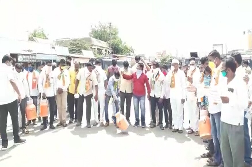 दुधाला प्रति लिटर 30 रुपये भाव व 10 रुपये अनुदान मिळावे, दूध भुकटीसाठी प्रति किलो 50 रुपये अनुदान मिळावे, शेतकऱ्यांना मुबलक प्रमाणात युरिया खते, बी बियाणे मिळावे, शेतकऱ्यांना संपूर्ण कर्जमाफी द्यावी, वीज बील माफ करावी, अशी मागणी करण्यात आली. दुधाला प्रति लिटर 30 रुपये भाव व 10 रुपये अनुदान मिळावे, दूध भुकटीसाठी प्रति किलो 50 रुपये अनुदान मिळावे, शेतकऱ्यांना मुबलक प्रमाणात युरिया खते, बी बियाणे मिळावे, शेतकऱ्यांना संपूर्ण कर्जमाफी द्यावी, वीज बील माफ करावी, अशी मागणी करण्यात आली.