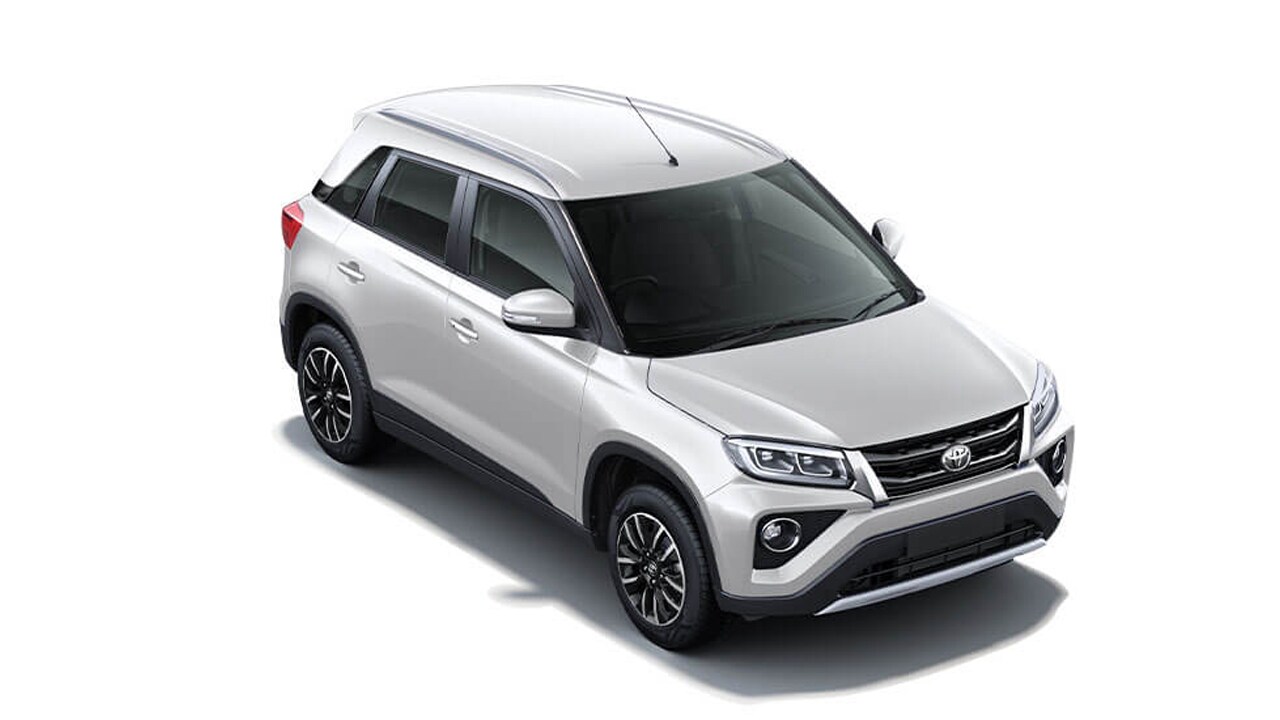 टोयाटोच्या या नव्या SUV मध्ये फॉर्च्युनर (Fortuner) मध्ये समोर दिसत असणारी ग्रील दिली आहे. Urban Crusier मध्ये ट्विन हॉरिज़ॉन्टल स्लॅट्स आणि सिल्वर फिनिस्ड वर्टिकल एलिमेंट्स ग्रील दिली आहे. सोबतच फ्रंड बम्परवर एक मोठा फॉगलॅम्प दिला आहे. टोयाटोच्या या नव्या SUV मध्ये फॉर्च्युनर (Fortuner) मध्ये समोर दिसत असणारी ग्रील दिली आहे. Urban Crusier मध्ये ट्विन हॉरिज़ॉन्टल स्लॅट्स आणि सिल्वर फिनिस्ड वर्टिकल एलिमेंट्स ग्रील दिली आहे. सोबतच फ्रंड बम्परवर एक मोठा फॉगलॅम्प दिला आहे.