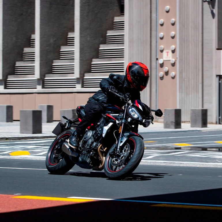 Triumph Street triple R ही बाइक आधीचे मॉ़डेल स्ट्रीट ट्रिपल RS च्या तुलनेत स्वस्त आहे. Triumph या बाइकचे बुकिंग सुद्धा सुरू केले आहे. 1 लाखाची रक्कम देऊन तुम्हीही शानदार बाईक बूक करू शकता. Triumph Street triple R ही बाइक आधीचे मॉ़डेल स्ट्रीट ट्रिपल RS च्या तुलनेत स्वस्त आहे. Triumph या बाइकचे बुकिंग सुद्धा सुरू केले आहे. 1 लाखाची रक्कम देऊन तुम्हीही शानदार बाईक बूक करू शकता.