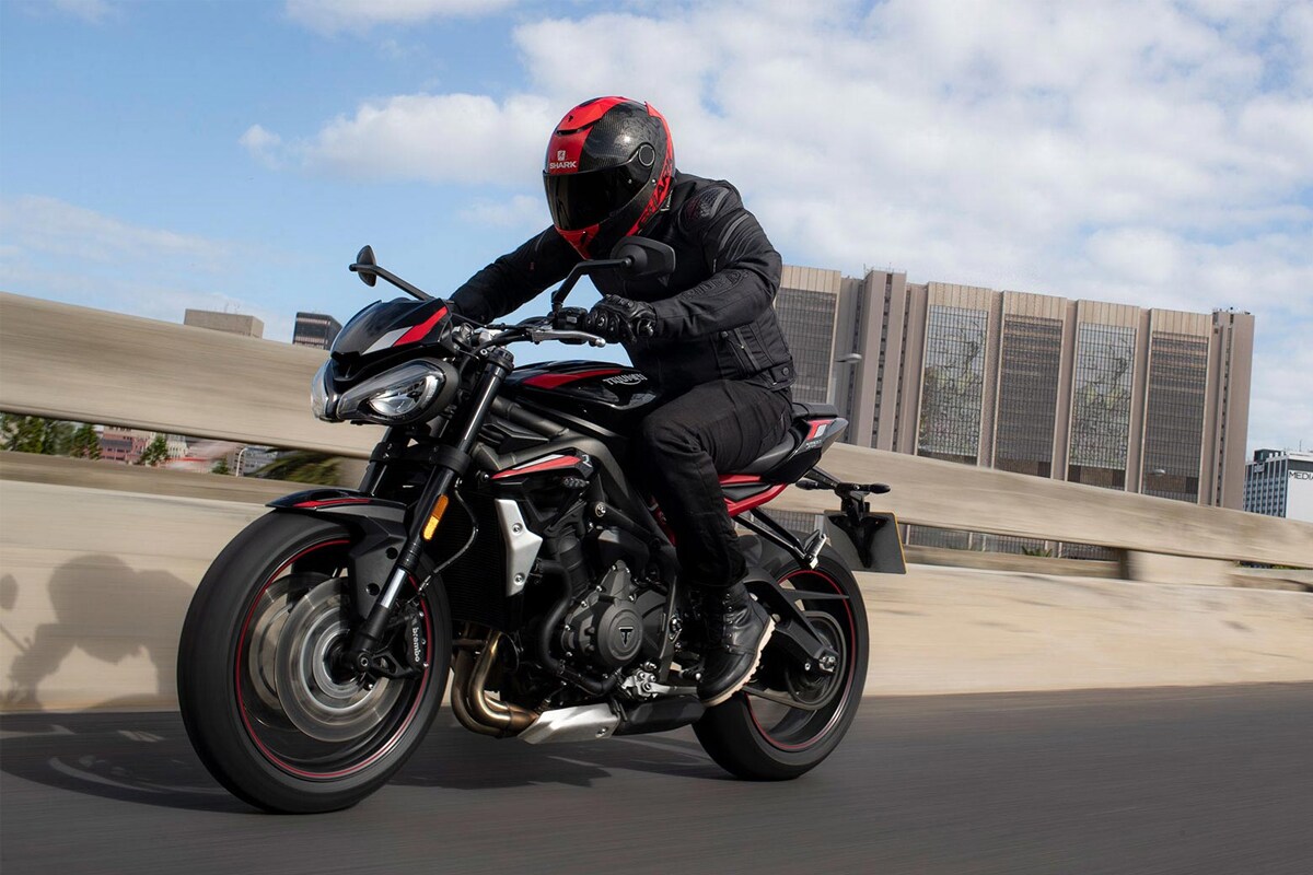 Triumph Street triple R मध्ये 765 सीसी, इन-लाइन 3-सिलेंडर इंजिन दिले आहे. हेच इंजिन आधीच्या स्ट्रीट ट्रिपल RS मध्ये लावण्यात आले आहे. फक्त यात ताकद थोडी कमी करण्यात आली आहे. Triumph Street triple R मध्ये 765 सीसी, इन-लाइन 3-सिलेंडर इंजिन दिले आहे. हेच इंजिन आधीच्या स्ट्रीट ट्रिपल RS मध्ये लावण्यात आले आहे. फक्त यात ताकद थोडी कमी करण्यात आली आहे.