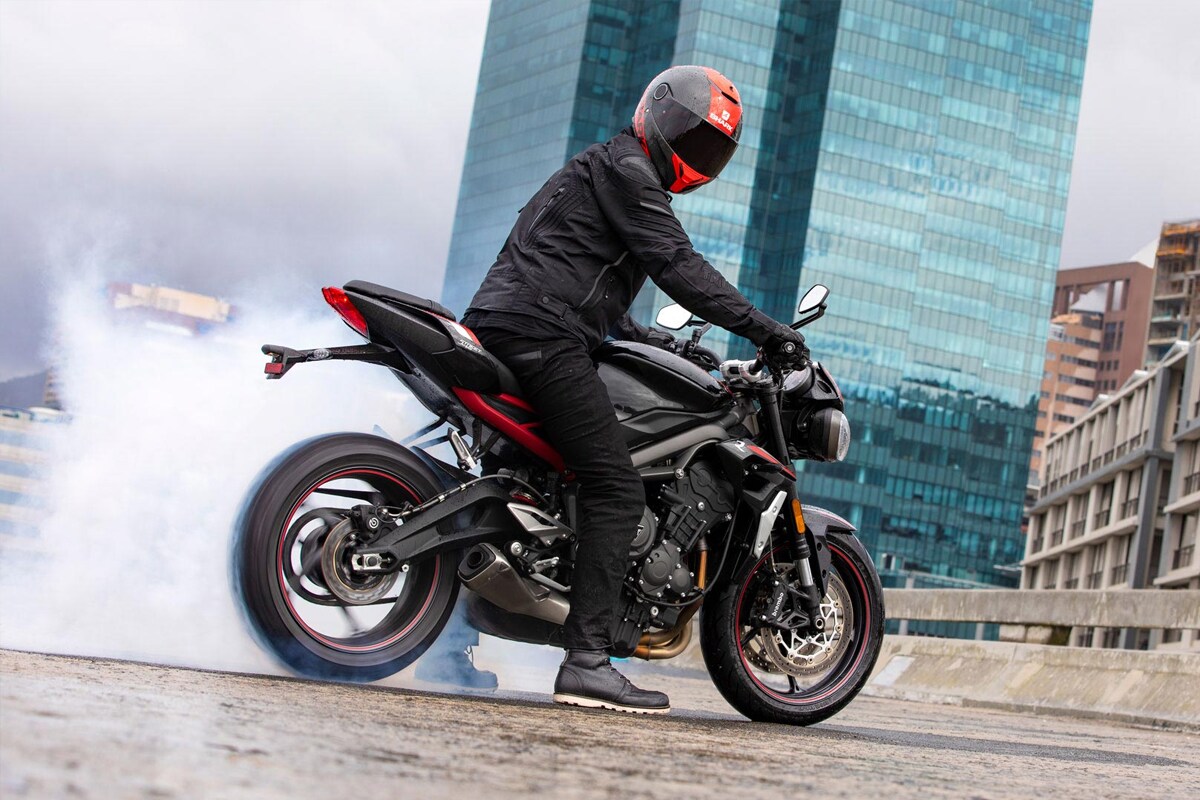 Triumph Street triple R मॉडेलमध्ये असलेल्या इंजिनमधून 12,000 RPM वर 116 BHP इतकी पॉवर आणि 9,400 RPM वर 77 NM टॉर्क जनरेट होईल. Triumph Street triple R मॉडेलमध्ये असलेल्या इंजिनमधून 12,000 RPM वर 116 BHP इतकी पॉवर आणि 9,400 RPM वर 77 NM टॉर्क जनरेट होईल.