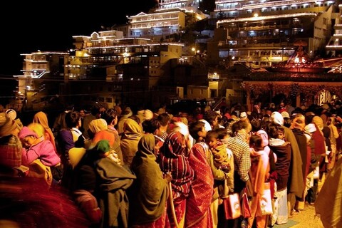 थेट पुजाऱ्यांनाच कोरोनाचा (Covid-19) संसर्ग झाल्याचं या तीनही देवस्थानांच्या बाबतीत दिसून आलं आहे. महाराष्ट्रातही धार्मिक स्थळं उघडण्याची मागणी होते आहे.