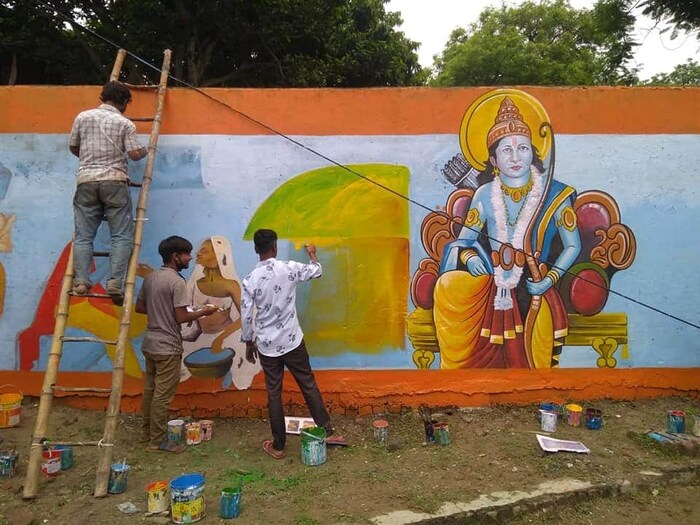 अयोध्येतले रस्ते दुरुस्त करण्यात आले असून भिंतींवर रामायणातले चित्र काढण्यात आले आहेत.