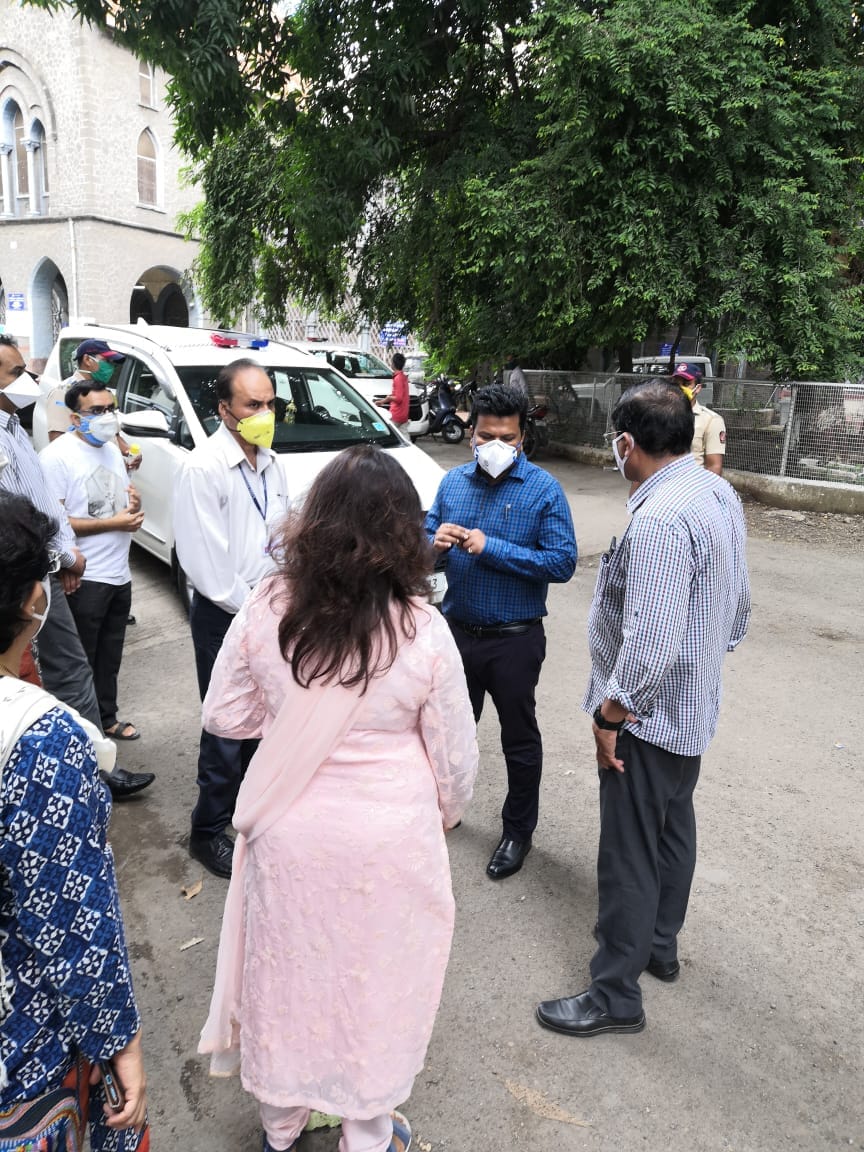 ससून रुग्णालयात 4ऑगस्ट पर्यंत 175 ऑक्सिजनयुक्त खाटा उपलब्ध होतील तर उर्वरित खाटा लवकरच तयार होतील. ससून रुग्णालयाच्या एकूण क्षमतेच्या 50 टक्के खाटा कोविडसाठी वापरण्याचे नियोजन करण्यात आल्याचे जिल्हाधिकारी नवल किशोर राम यांनी सांगितले. ससून रुग्णालयात 4ऑगस्ट पर्यंत 175 ऑक्सिजनयुक्त खाटा उपलब्ध होतील तर उर्वरित खाटा लवकरच तयार होतील. ससून रुग्णालयाच्या एकूण क्षमतेच्या 50 टक्के खाटा कोविडसाठी वापरण्याचे नियोजन करण्यात आल्याचे जिल्हाधिकारी नवल किशोर राम यांनी सांगितले.