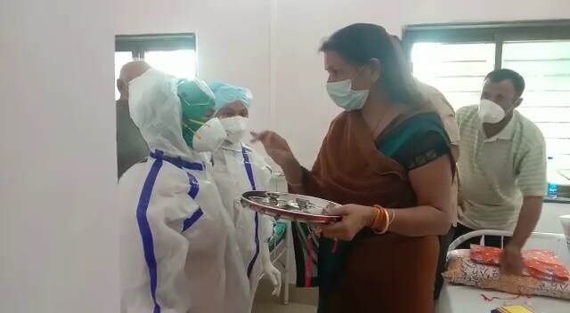 खामगाव येथील कोविड रुग्णालयात कोरोना योद्धा म्हणून आपली अहोरात्र सेवा बजावत रुग्णाची काळजी घेणाऱ्या परिचरिकांना कोरोना पॉझिटिव्ह महिला व पुरुष रुग्णांनाकडून राखी बांधून आपले रक्षाबंधन साजरे केले आहे. खामगाव येथील कोविड रुग्णालयात कोरोना योद्धा म्हणून आपली अहोरात्र सेवा बजावत रुग्णाची काळजी घेणाऱ्या परिचरिकांना कोरोना पॉझिटिव्ह महिला व पुरुष रुग्णांनाकडून राखी बांधून आपले रक्षाबंधन साजरे केले आहे.