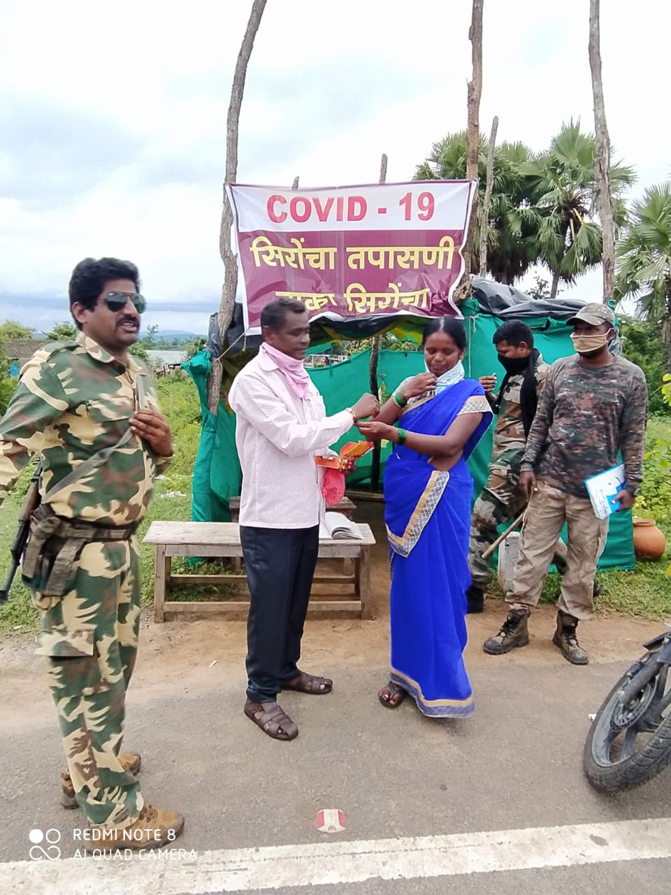 त्यामुळे भावाने महाराष्ट्रातल्या आपल्या लाडक्या बहीणीला तपासणी नाक्यावरच बोलावून घेतलं. बहीणीने तेलंगणातून आलेल्या भावाला पोलिसांच्या साक्षीने राखी बांधुन रक्षाबंधनाचा सण साजरा केला. त्यामुळे भावाने महाराष्ट्रातल्या आपल्या लाडक्या बहीणीला तपासणी नाक्यावरच बोलावून घेतलं. बहीणीने तेलंगणातून आलेल्या भावाला पोलिसांच्या साक्षीने राखी बांधुन रक्षाबंधनाचा सण साजरा केला.