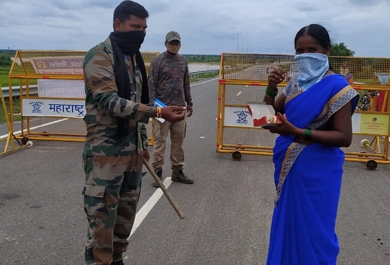 लॉकडाऊन असल्याने गडचिरोली जिल्हयात महाराष्ट्र आणि तेलंगणाचा सीमावर्ती भाग बंद करण्यात आला आहे. तेलागंणाची आणि महाराष्ट्राची सीमा चार महिन्यांपासून बंद आहे. लॉकडाऊन असल्याने गडचिरोली जिल्हयात महाराष्ट्र आणि तेलंगणाचा सीमावर्ती भाग बंद करण्यात आला आहे. तेलागंणाची आणि महाराष्ट्राची सीमा चार महिन्यांपासून बंद आहे.
