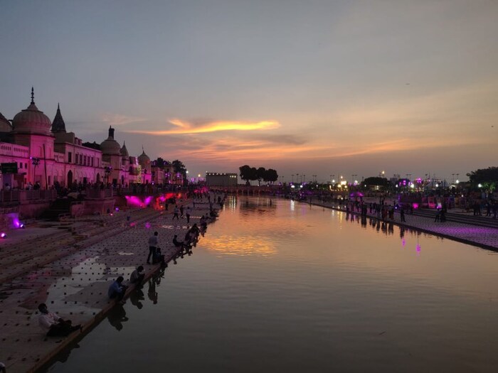 अयोध्येतल्या शरयू नदीचा काठही सजविण्यात आला आहे. नदीवरही गंगा आरती होणार आहे.
