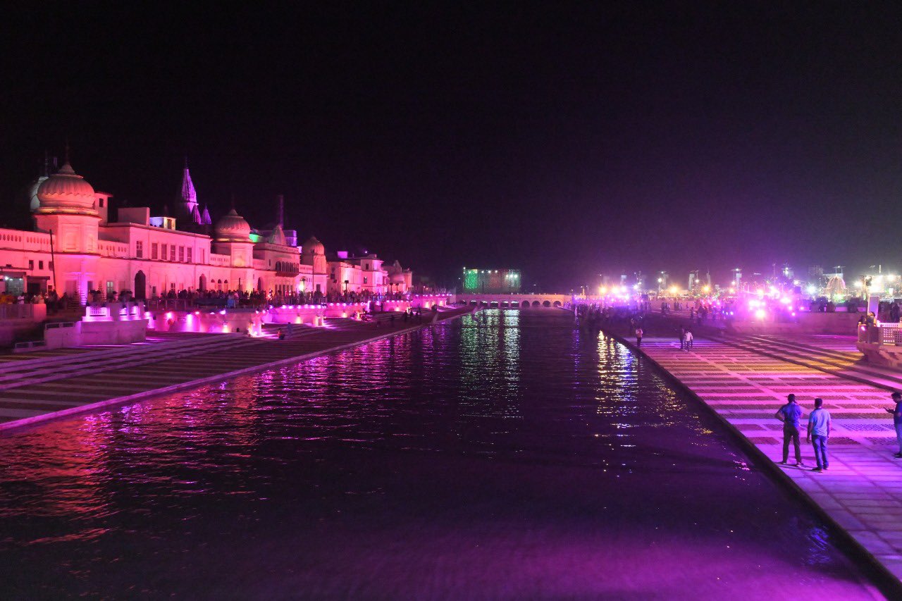 अयोध्येतली मंदिरं आणि घाट लाखो दिव्यांनी प्रकाशून गेली असून लोकांनी दिपोत्सवाला सुरुवात केली आहे. अयोध्येतली मंदिरं आणि घाट लाखो दिव्यांनी प्रकाशून गेली असून लोकांनी दिपोत्सवाला सुरुवात केली आहे.