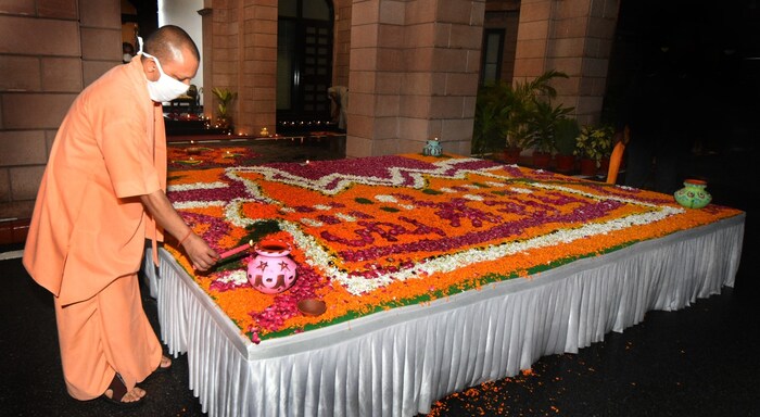 मुख्यमंत्री योगी आदित्यनाथ यांचं लखनऊमधलं घर सजविण्यात आलं आहे.