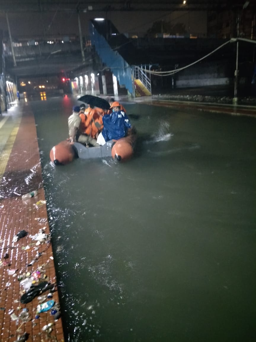 सीएसएमटी ते कर्जत आणि कर्जत ते सीएसएमटी अशा दोन ट्रेन ट्रॅकवर अडकल्या आहेत. सध्या एनडीआरएफची टीम दाखल झाली असून प्रवाश्यांना बाहेर काढण्याचं काम सुरू आहे. सीएसएमटी ते कर्जत आणि कर्जत ते सीएसएमटी अशा दोन ट्रेन ट्रॅकवर अडकल्या आहेत. सध्या एनडीआरएफची टीम दाखल झाली असून प्रवाश्यांना बाहेर काढण्याचं काम सुरू आहे.