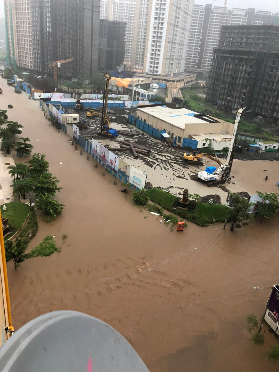 मुंबई, ठाणे आणि रायगड रत्नागिरीच्या काही भागांमध्ये मुसळधार पाऊस पडेल असा अंदाज कुलाबा वेधशाळेनं वर्तवला आहे. मुंबई, ठाणे आणि रायगड रत्नागिरीच्या काही भागांमध्ये मुसळधार पाऊस पडेल असा अंदाज कुलाबा वेधशाळेनं वर्तवला आहे.