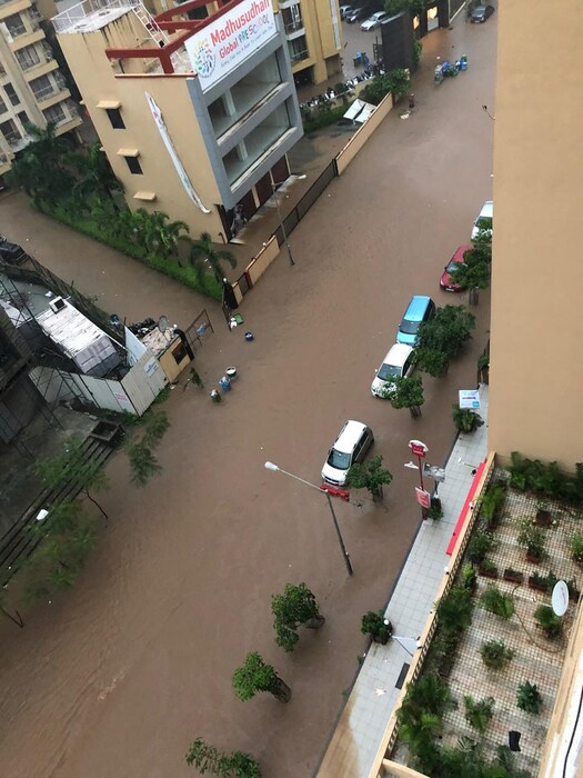 मुसळधार पावसामुळे मीरारोड परिसरात कंबरेएवढं पाणी साचलं आहे. अनेक दुचाकी पाण्याखाली गेल्या असून नागरिकही या पाण्यातून वाट काढत जात असल्याचं पाहायला मिळत आहे.