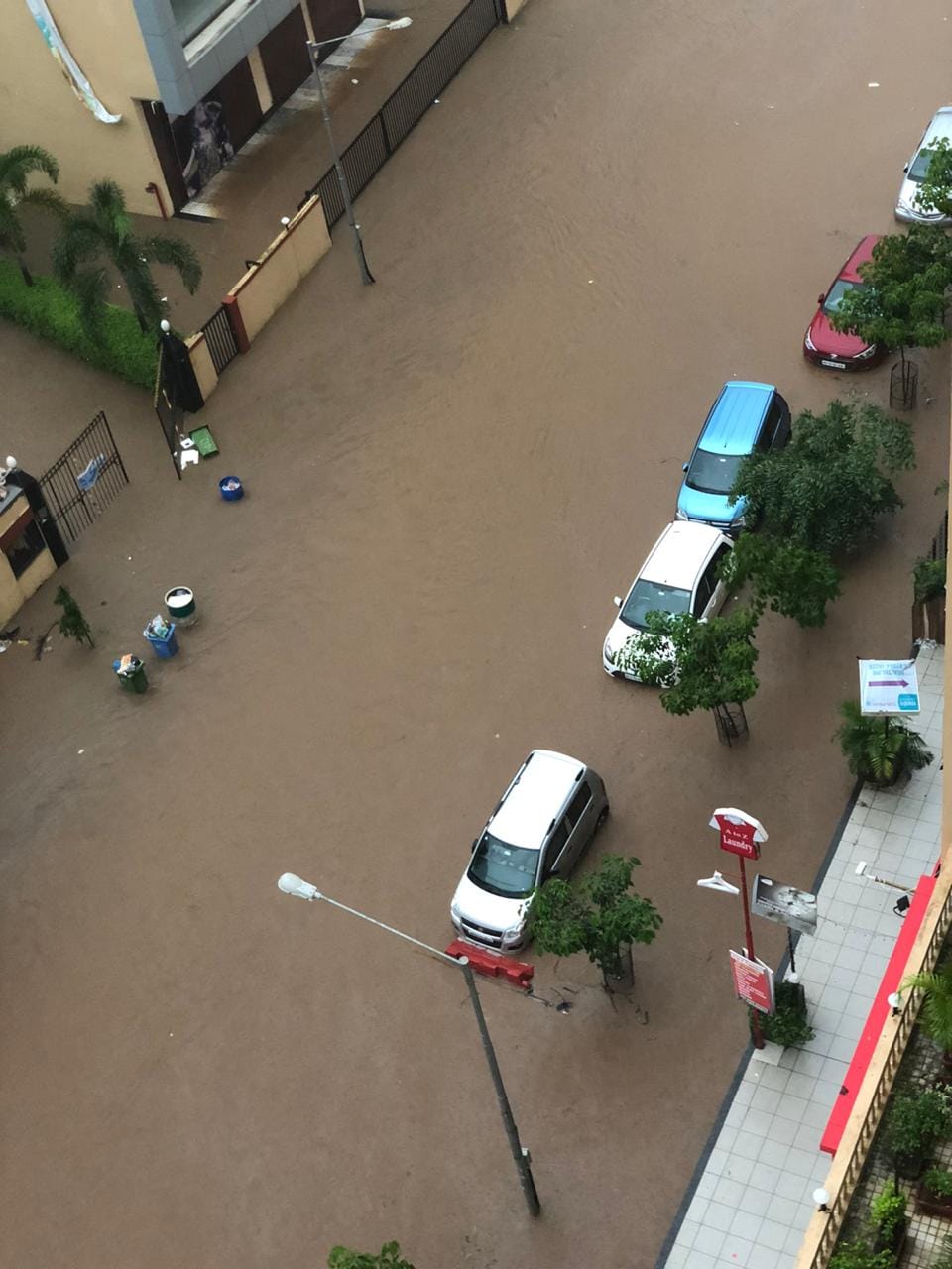 मंगळवारी झालेल्या मुसळधार पावसानं मुंबईकरांचे चांगलेच हाल झाल्याचं पाहायला मिळालं. तर सांताक्रूझच्या वाकोला परिसरात एक घरही कोसळलं. आज पुन्हा मुंबई, ठाणे, नवी मुंबई आणि उपनगरांमध्ये पावसानं जोर धरला आहे. मंगळवारी झालेल्या मुसळधार पावसानं मुंबईकरांचे चांगलेच हाल झाल्याचं पाहायला मिळालं. तर सांताक्रूझच्या वाकोला परिसरात एक घरही कोसळलं. आज पुन्हा मुंबई, ठाणे, नवी मुंबई आणि उपनगरांमध्ये पावसानं जोर धरला आहे.