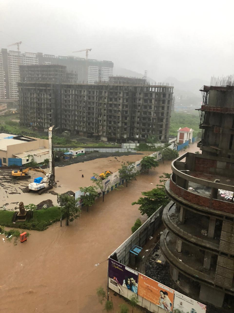 नवी मुंबई परिसरात मुसळधार पावसाला सुरुवात झाली. रात्री पासून रिमझिम पाऊस सुरू होता. पहाटेपासून विजांच्या कडकडाटासह मुसळधार पाऊस सुरू झाला आहे. नवी मुंबई परिसरात मुसळधार पावसाला सुरुवात झाली. रात्री पासून रिमझिम पाऊस सुरू होता. पहाटेपासून विजांच्या कडकडाटासह मुसळधार पाऊस सुरू झाला आहे.