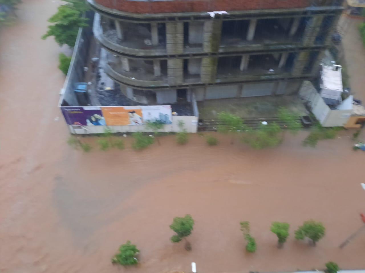 मुंबईत दोन दिवसांपासून सुरू असलेल्या मुसळधार पावसामुळे अनेक ठिकाणी मोठ्या प्रमाणात पाणी साचलं आहे. हे फोटो मुंबईच्या मीरा रोड परिसरातले आहेत. मुंबईत दोन दिवसांपासून सुरू असलेल्या मुसळधार पावसामुळे अनेक ठिकाणी मोठ्या प्रमाणात पाणी साचलं आहे. हे फोटो मुंबईच्या मीरा रोड परिसरातले आहेत.