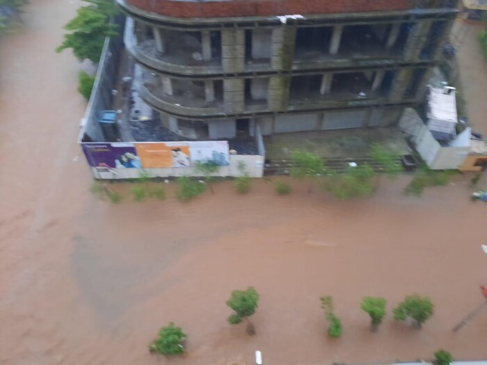 मुंबईत दोन दिवसांपासून सुरू असलेल्या मुसळधार पावसामुळे अनेक ठिकाणी मोठ्या प्रमाणात पाणी साचलं आहे. हे फोटो मुंबईच्या मीरा रोड परिसरातले आहेत. 