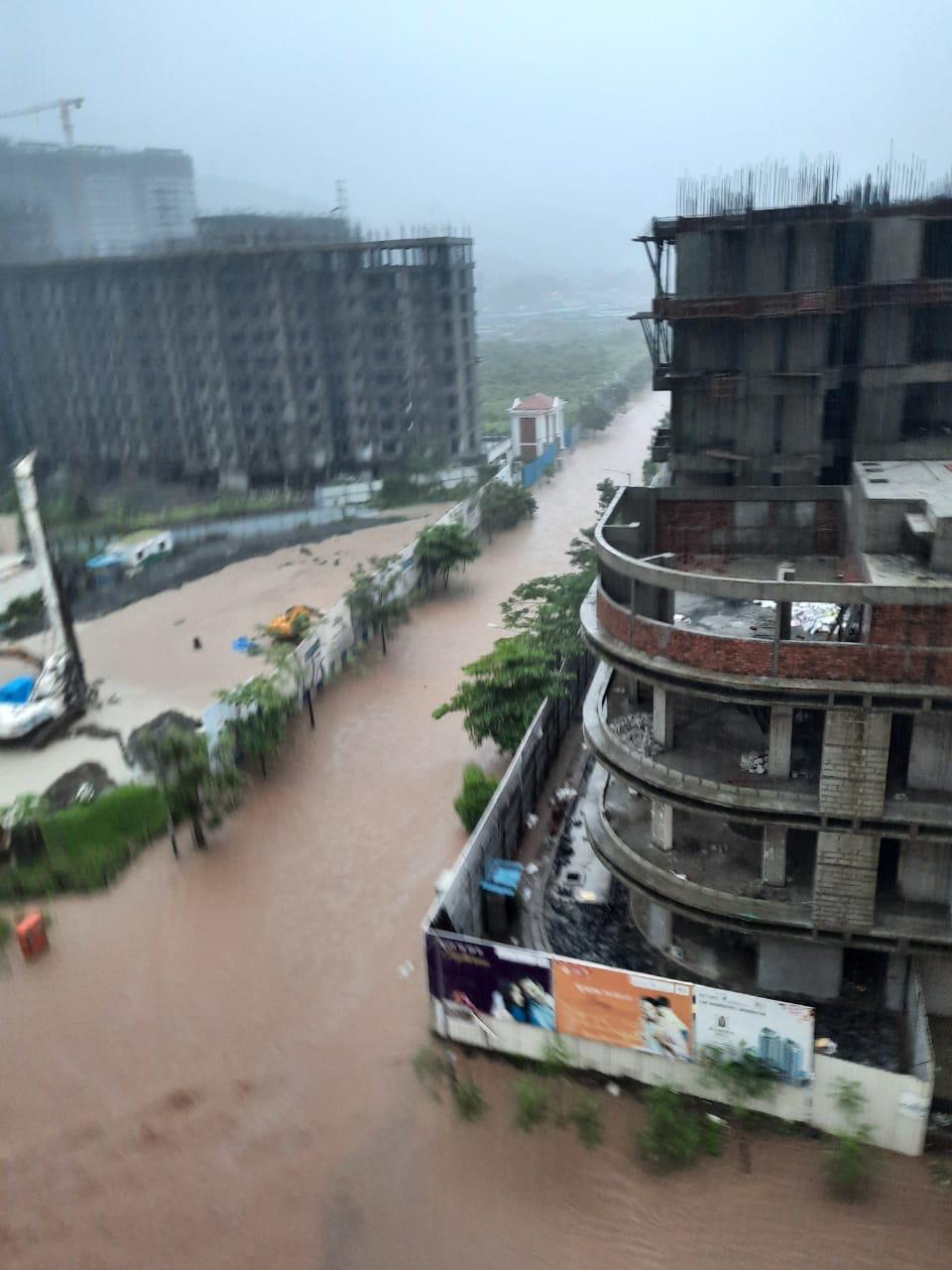 खरंतर, ठाण्यासह उपनगरात पहाटेपासून सुरू असलेल्या रिमझिम पावसानं चांगलाच जोर धरला आहे. मुसळधार पावसामुळे अनेक ठिकाणी पाणी साचण्यास सुरुवात झाली आहे. खरंतर, ठाण्यासह उपनगरात पहाटेपासून सुरू असलेल्या रिमझिम पावसानं चांगलाच जोर धरला आहे. मुसळधार पावसामुळे अनेक ठिकाणी पाणी साचण्यास सुरुवात झाली आहे.