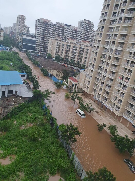 अनेक सखल भागांमध्ये पुन्हा एकदा पाणी साचायला सुरुवात झाली आहे. मुंबई, ठाणे आणि परिसराला मंगळवारी पावसाने झोडपून काढलं. पावसाचा हा जोर पुढचे दोन दिवस कायम राहणार आहे. पुणे वेधशाळेने हा इशारा दिला आहे. 