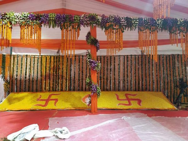या कार्यक्रमासाठी सर्व अयोध्येला सजविण्यात आलं आहे. कार्यक्रमासाठी गर्दी होणार नसली तरी अयोध्येत सजावट करण्यात आली आहे. या कार्यक्रमासाठी सर्व अयोध्येला सजविण्यात आलं आहे. कार्यक्रमासाठी गर्दी होणार नसली तरी अयोध्येत सजावट करण्यात आली आहे.