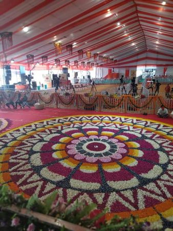 या सोहळ्याच्या ठिकाणी फुलांनी आकर्षक सजावट करण्यात आली असून रांगोळी आणि विविध हस्तकलाही करण्यात आल्या आहेत. ठिकठिकाणी भिंती देखील रंगवण्यात आल्याचं पाहायला मिळालं. या सोहळ्याच्या ठिकाणी फुलांनी आकर्षक सजावट करण्यात आली असून रांगोळी आणि विविध हस्तकलाही करण्यात आल्या आहेत. ठिकठिकाणी भिंती देखील रंगवण्यात आल्याचं पाहायला मिळालं.