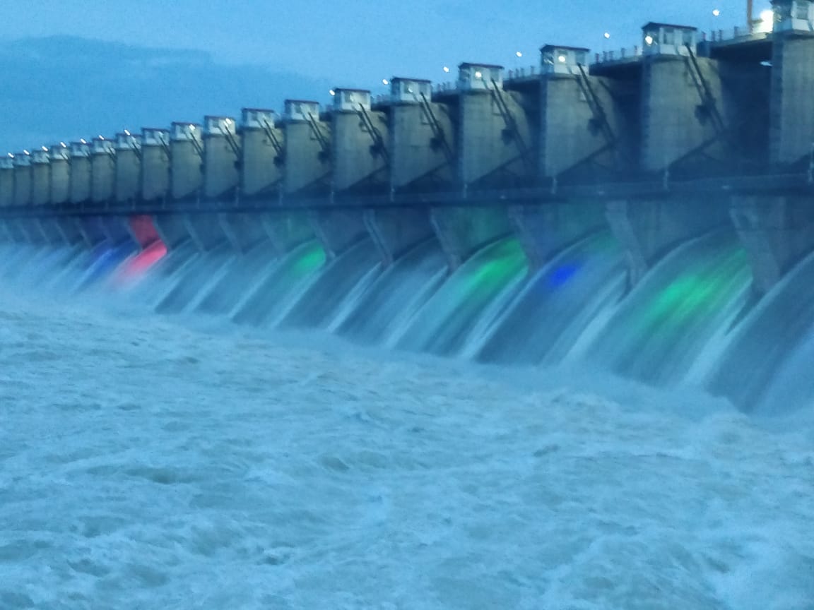 2005 साली बांधण्यात आलेले हे धरण कर्नाटकची वेगळी ओळख निर्माण करत आहे. संध्याकाळच्या सुमारास या धरणावर असलेल्या 26 दरवाज्यावर नयनरम्य अशी विद्युत रोषणाई केली जाते. जेव्हा धरणाचे सर्व दरवाजे उघडले जातात तेव्हा ही विद्युत रोषणाई सर्वाचेच लक्ष वेधून घेते.. 2005 साली बांधण्यात आलेले हे धरण कर्नाटकची वेगळी ओळख निर्माण करत आहे. संध्याकाळच्या सुमारास या धरणावर असलेल्या 26 दरवाज्यावर नयनरम्य अशी विद्युत रोषणाई केली जाते. जेव्हा धरणाचे सर्व दरवाजे उघडले जातात तेव्हा ही विद्युत रोषणाई सर्वाचेच लक्ष वेधून घेते..