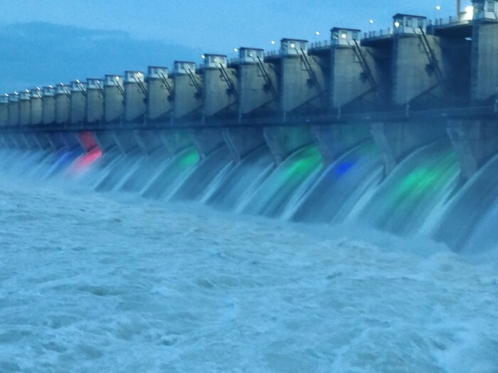 2005 साली बांधण्यात आलेले हे धरण कर्नाटकची वेगळी ओळख निर्माण करत आहे. संध्याकाळच्या सुमारास या धरणावर असलेल्या 26 दरवाज्यावर नयनरम्य अशी विद्युत रोषणाई केली जाते. जेव्हा धरणाचे सर्व दरवाजे उघडले जातात तेव्हा ही विद्युत रोषणाई सर्वाचेच लक्ष वेधून घेते..