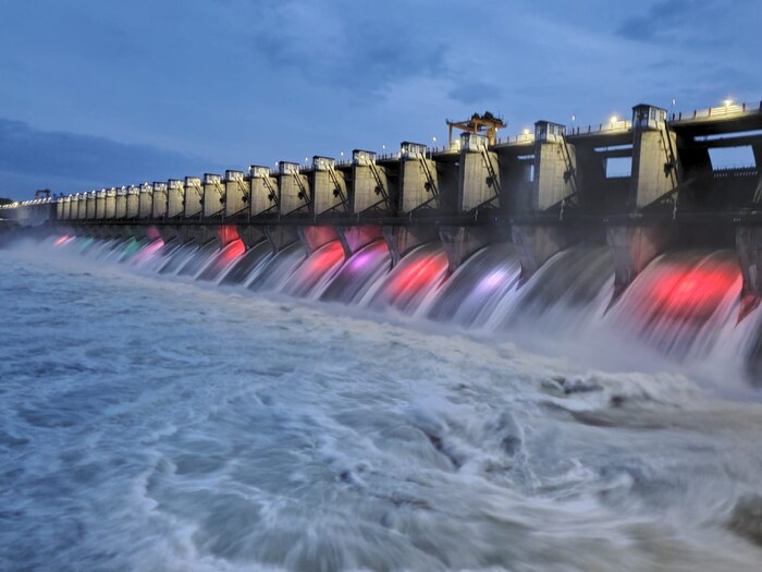 विद्युत रोषणाईमुळे धरणाच्या सौंदर्यात आणखीनच भर पडली आहे.