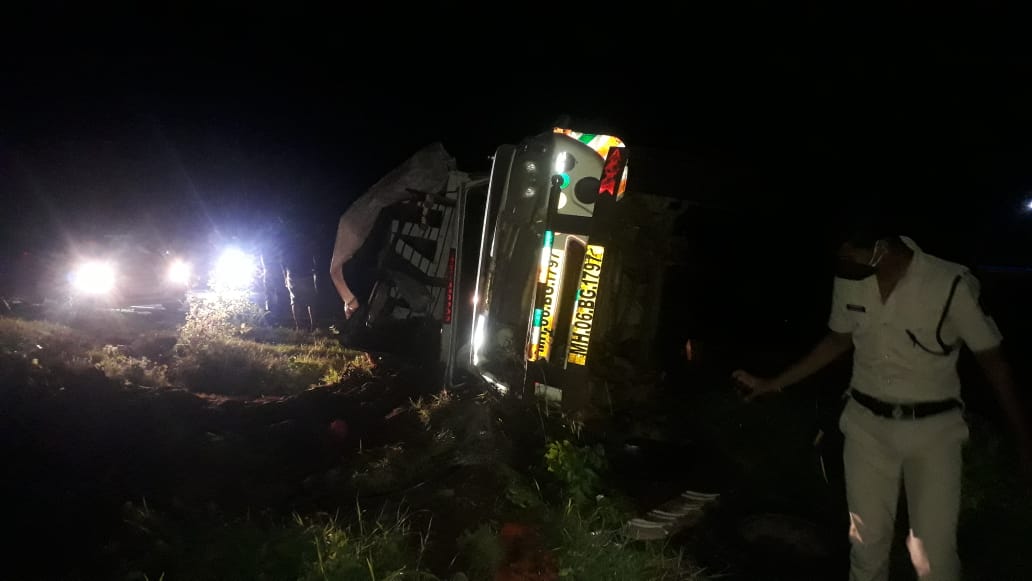 ढेकवद - बालआमराई गावादरम्यान असलेल्या वळणावर आज रात्री साडे आठच्या सुमारास पिकअप गाडी पलटी होऊन ही दुर्घटना झाली. ढेकवद - बालआमराई गावादरम्यान असलेल्या वळणावर आज रात्री साडे आठच्या सुमारास पिकअप गाडी पलटी होऊन ही दुर्घटना झाली.