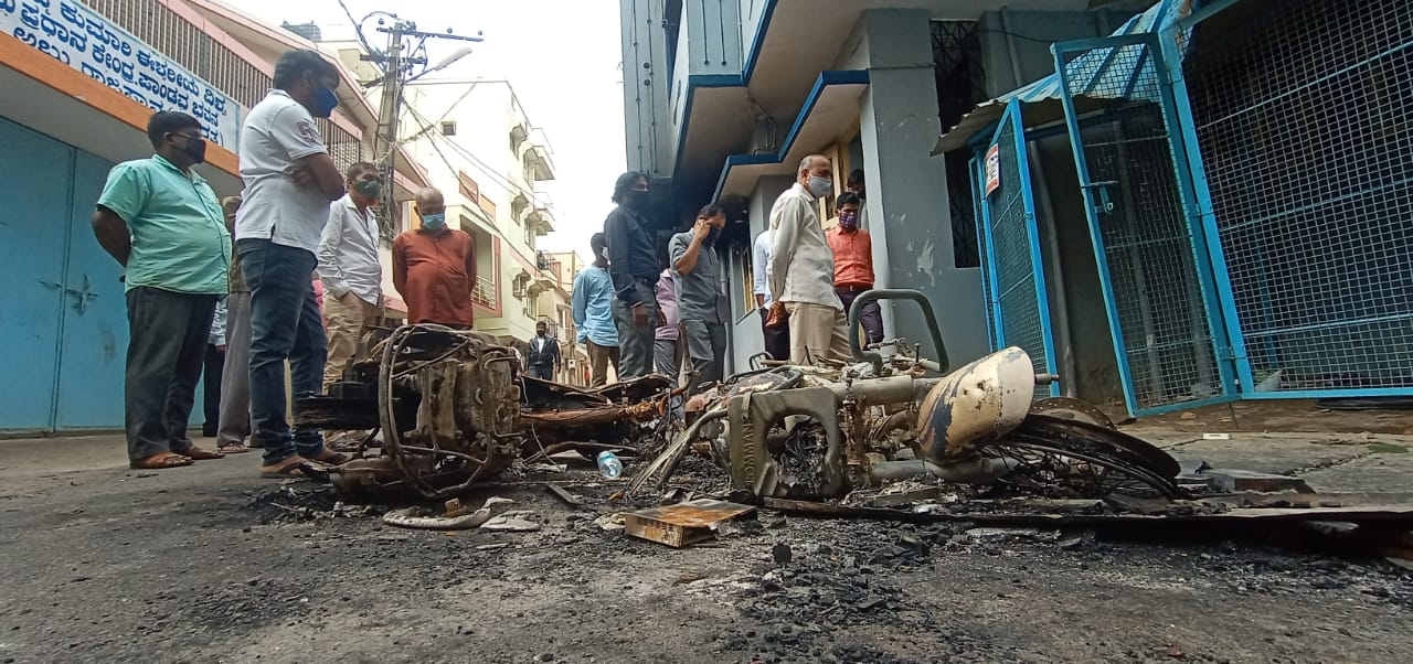 या प्रकरणात पोलिसांनी मी आमदाराचा पुतण्या असल्याचं सांगणाऱ्या नवीन नावाच्या एका युवकाला ताब्यात घेण्यात आलं आहे. या प्रकरणात पोलिसांनी मी आमदाराचा पुतण्या असल्याचं सांगणाऱ्या नवीन नावाच्या एका युवकाला ताब्यात घेण्यात आलं आहे.