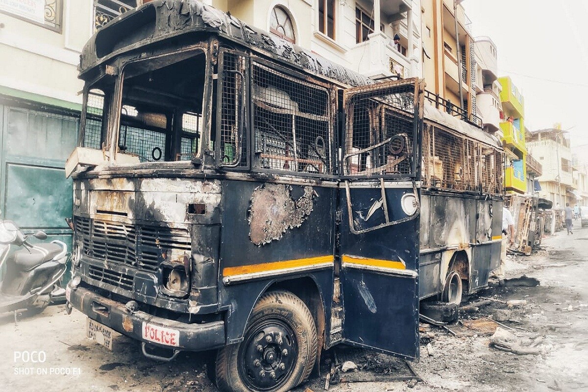 कर्नाटकची राजधानी बंगळूरुमधल्या हिंसाचाराने हे शहर सुन्न झालं आहे. संतप्त जमावाने रात्री प्रचंड हैदोस घातला. त्याने शहर हादरुन गेलं असून पोलिसांनी आता परिस्थितीवर नियंत्रण मिळवलं आहे. कर्नाटकची राजधानी बंगळूरुमधल्या हिंसाचाराने हे शहर सुन्न झालं आहे. संतप्त जमावाने रात्री प्रचंड हैदोस घातला. त्याने शहर हादरुन गेलं असून पोलिसांनी आता परिस्थितीवर नियंत्रण मिळवलं आहे.