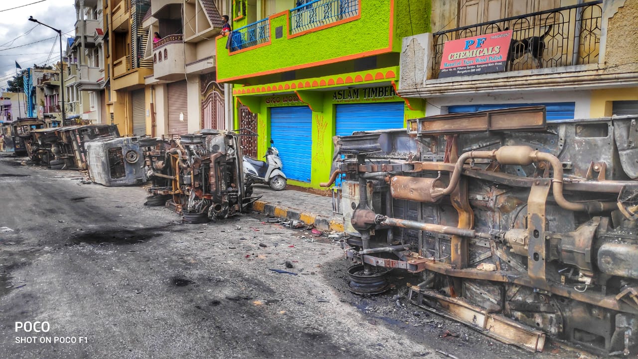 ही पोस्ट व्हायरल झाल्यानंतर अल्पसंख्याक समाजातील नागरिकांनी एकाच ठिकाणी येत काँग्रेसचे आमदार अखंड श्रीनिवास मूर्ती यांच्या घरावर दगडफेक केली. ही पोस्ट व्हायरल झाल्यानंतर अल्पसंख्याक समाजातील नागरिकांनी एकाच ठिकाणी येत काँग्रेसचे आमदार अखंड श्रीनिवास मूर्ती यांच्या घरावर दगडफेक केली.