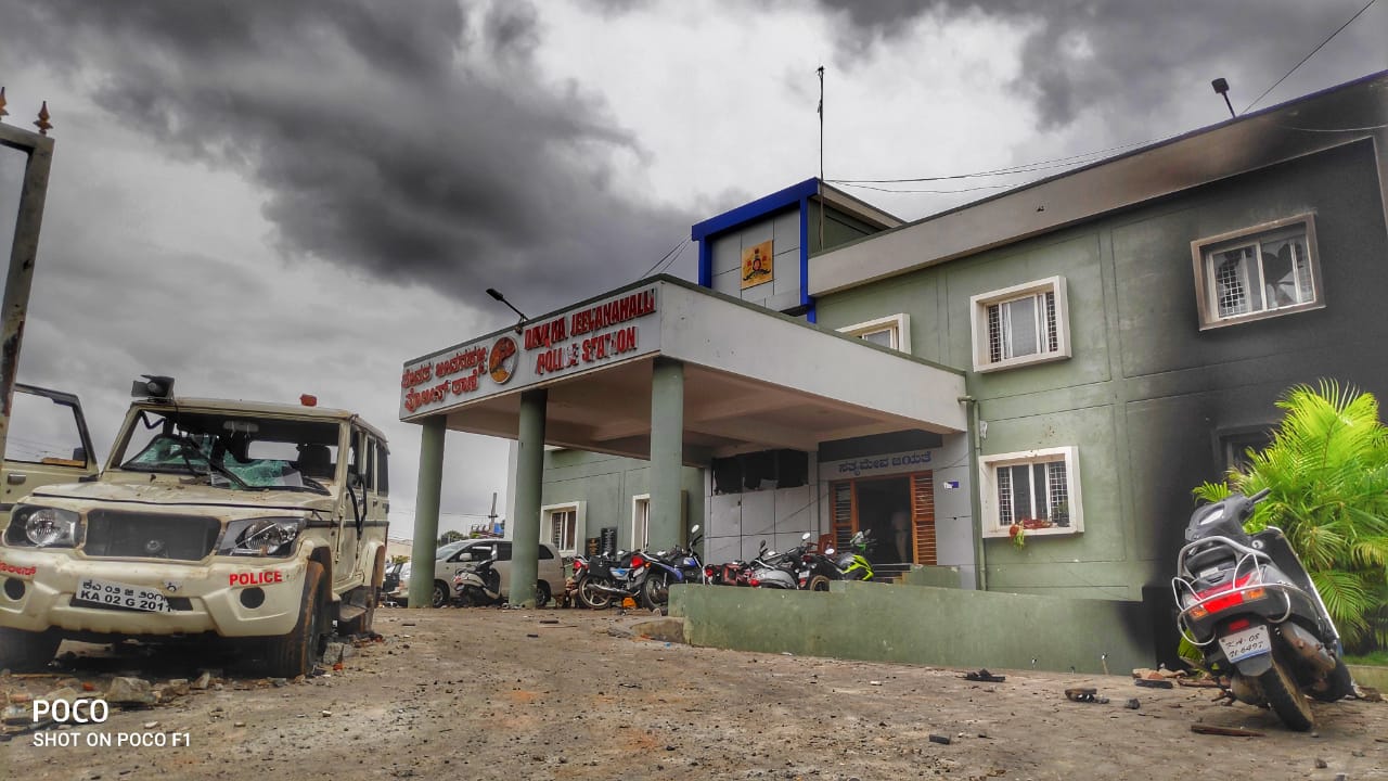 उत्तर बंगळुरुच्या पुलकेशी नगर विधानसभा मतदारसंघातील काँग्रेसचे आमदार अखंड श्रीनिवास मूर्ती यांच्या नातेवाईकाने प्रेषित मोहम्मद यांच्याविषयी सोशल मीडियावर एक पोस्ट पोस्ट शेअर केली होती, ज्यामुळे मोठ्या प्रमाणात हिंसाचार भडकला. उत्तर बंगळुरुच्या पुलकेशी नगर विधानसभा मतदारसंघातील काँग्रेसचे आमदार अखंड श्रीनिवास मूर्ती यांच्या नातेवाईकाने प्रेषित मोहम्मद यांच्याविषयी सोशल मीडियावर एक पोस्ट पोस्ट शेअर केली होती, ज्यामुळे मोठ्या प्रमाणात हिंसाचार भडकला.