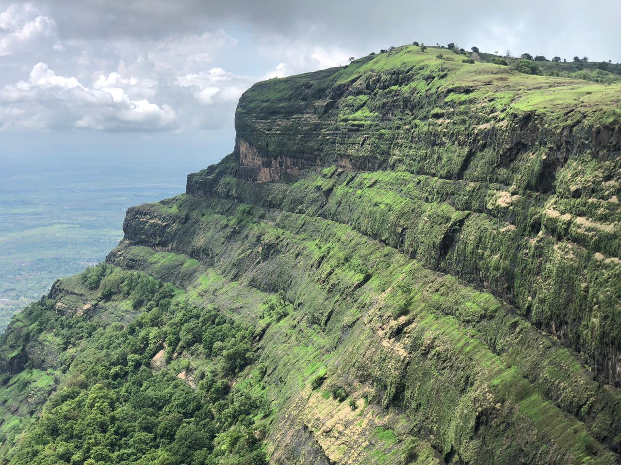 भीमाशंकर अभयारण्य इको सेन्सेटिव्ह झोन जाहीर करण्याबाबत 25 जुलै 2019 रोजी प्रारूप अधिसूचना जाहीर केली होती. या अधिसुचनेव्दारे इको सेन्सेटिव्ह झोनमध्ये समाविष्ट होत असलेल्या गावांचे आक्षेप व सूचना मागविण्यात आल्या होत्या. हा इको सेंसेटिव्ह झोन करू नये अशा स्वरूपाची लेखी म्हणणे ग्रामपंचायतींनी ग्रामसभा घेवून पाठविल्या होते. त्यानंतरही केंद्र सरकारच्या पर्यावरण, वन व जलवायु परिर्वतन मंत्रालयाने 5 ऑगस्ट 2020 रोजी हा इको सेन्सेटिव्ह झोन जाहीर केला आहे. भीमाशंकर अभयारण्य इको सेन्सेटिव्ह झोन जाहीर करण्याबाबत 25 जुलै 2019 रोजी प्रारूप अधिसूचना जाहीर केली होती. या अधिसुचनेव्दारे इको सेन्सेटिव्ह झोनमध्ये समाविष्ट होत असलेल्या गावांचे आक्षेप व सूचना मागविण्यात आल्या होत्या. हा इको सेंसेटिव्ह झोन करू नये अशा स्वरूपाची लेखी म्हणणे ग्रामपंचायतींनी ग्रामसभा घेवून पाठविल्या होते. त्यानंतरही केंद्र सरकारच्या पर्यावरण, वन व जलवायु परिर्वतन मंत्रालयाने 5 ऑगस्ट 2020 रोजी हा इको सेन्सेटिव्ह झोन जाहीर केला आहे.