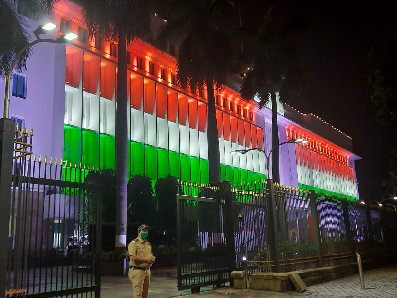 मुंबईतल्या बहुतेक सर्व शासकीय आणि महत्त्वाच्या इमारतींवर केशरी, पांढरा, हिरवा या तीन रंगांचे दिवे लावून सजावट केली आहे. मुंबईतल्या बहुतेक सर्व शासकीय आणि महत्त्वाच्या इमारतींवर केशरी, पांढरा, हिरवा या तीन रंगांचे दिवे लावून सजावट केली आहे.