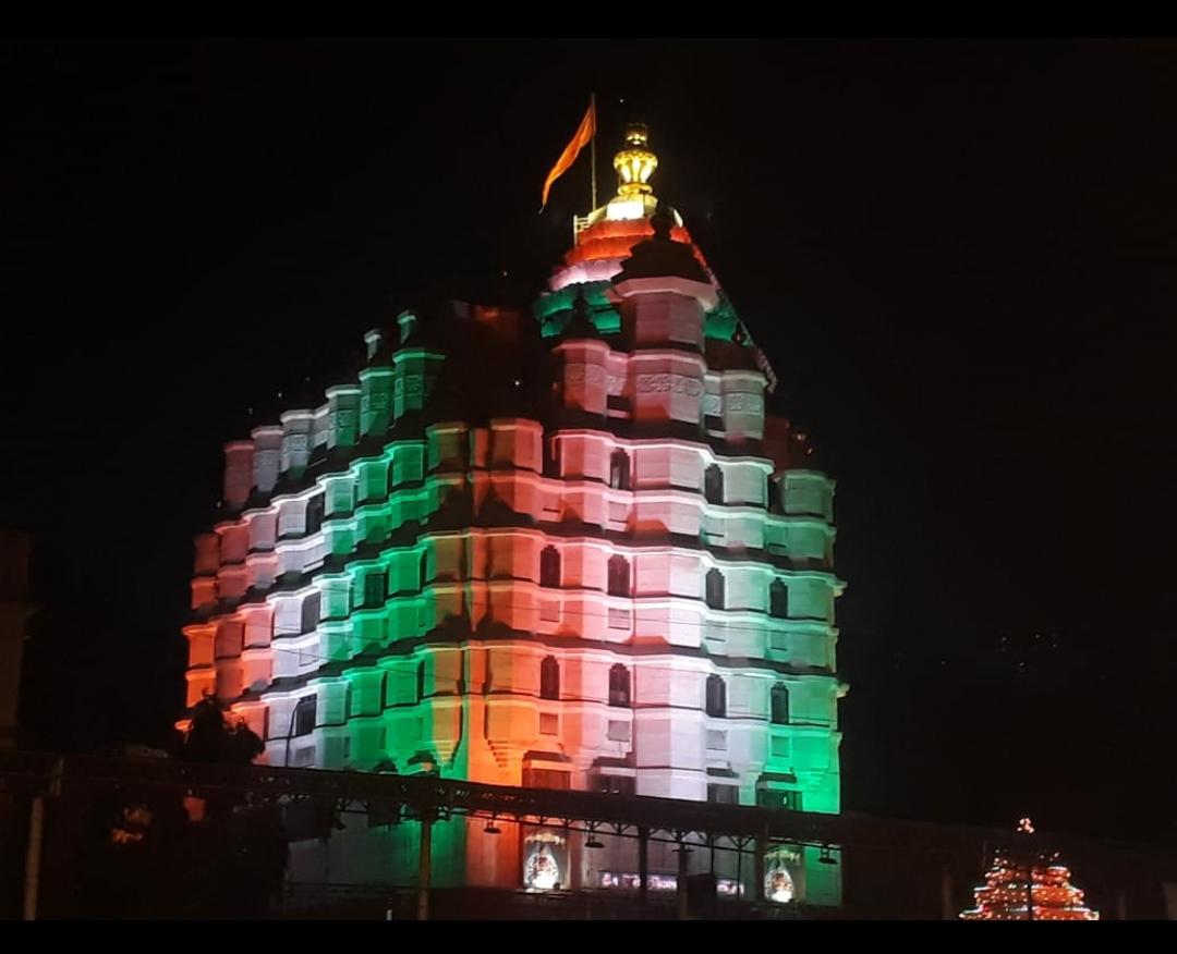 मुंबईच्या ब्रिटिशकालीन इमारती आणि मंदिरंसुद्धा या तीन रंगात न्हाऊन निघाली होती. सिद्धीविनायक मंदिराची ही देखणी रोषणाई मुंबईच्या ब्रिटिशकालीन इमारती आणि मंदिरंसुद्धा या तीन रंगात न्हाऊन निघाली होती. सिद्धीविनायक मंदिराची ही देखणी रोषणाई