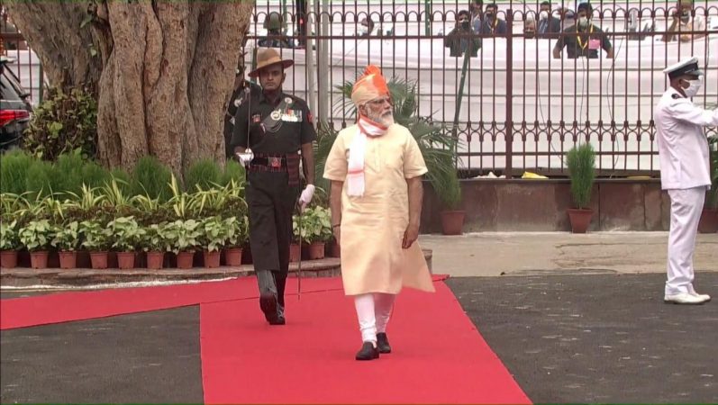 यावेळी पंतप्रधान नरेंद्र मोदींच्या दरवर्षीप्रमाणे यंदाही पोषाखाची खास चर्चा होती. त्यांनी ऑफ व्हाइट आणि हलका पिवळा रंग मिक्स असणारा खादी कुर्ता आणि पायजमा तर केशरी आणि पिवळ्या रंगाचा फेटा परिधान केला होता. यावेळी पंतप्रधान नरेंद्र मोदींच्या दरवर्षीप्रमाणे यंदाही पोषाखाची खास चर्चा होती. त्यांनी ऑफ व्हाइट आणि हलका पिवळा रंग मिक्स असणारा खादी कुर्ता आणि पायजमा तर केशरी आणि पिवळ्या रंगाचा फेटा परिधान केला होता.