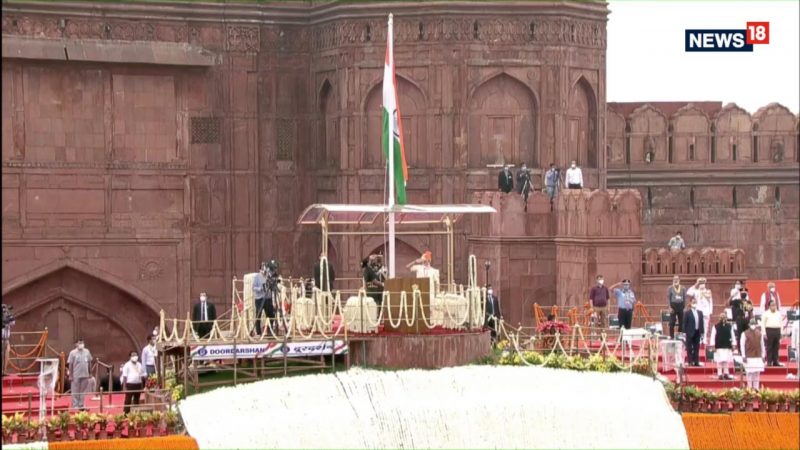 देशात 74 वा स्वातंत्र दिन साजरा केला जात आहे. पंतप्रधान नरेंद्र मोदींच्या हस्ते लाल किल्ल्यावर ध्वजारोहण समारोह पार पडला. देशात 74 वा स्वातंत्र दिन साजरा केला जात आहे. पंतप्रधान नरेंद्र मोदींच्या हस्ते लाल किल्ल्यावर ध्वजारोहण समारोह पार पडला.