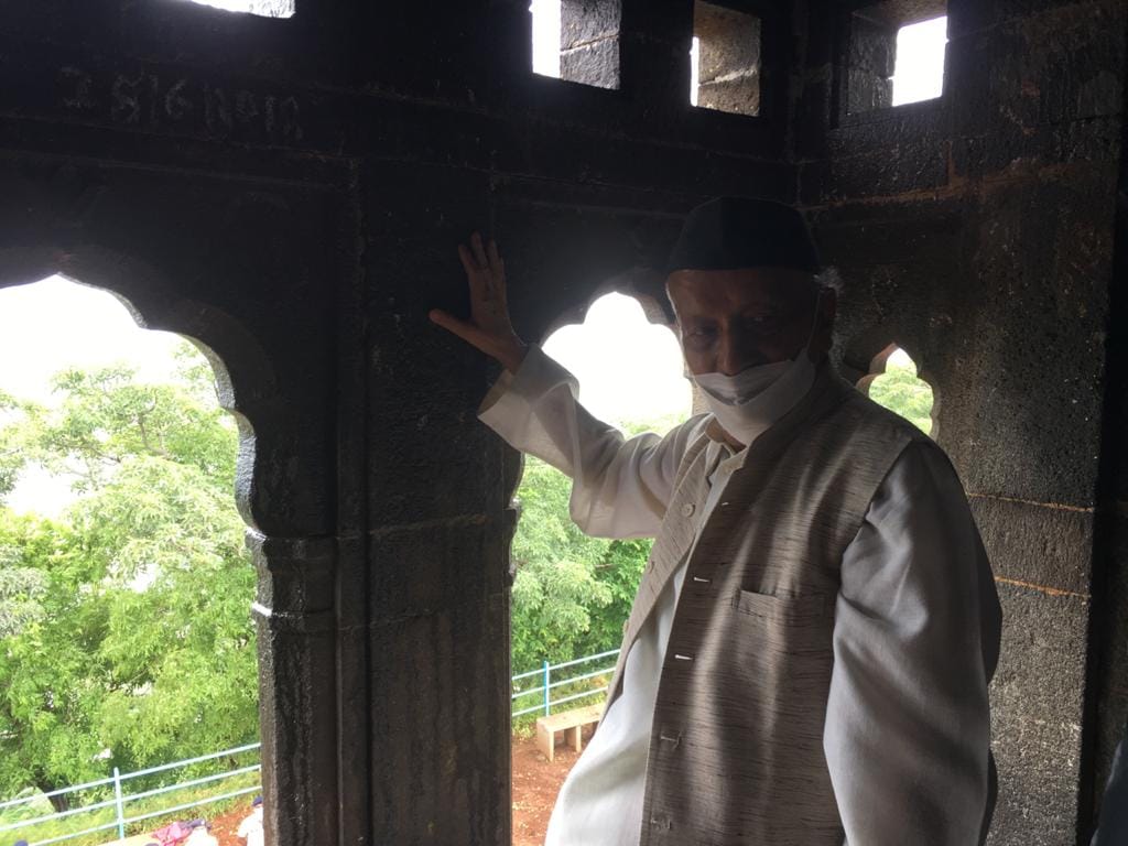 प्रारंभी किल्ले शिवनेरीची गडदेवता शिवाई देवीचे दर्शन घेऊन राज्यपालांनी आरती सुद्धा केली. यावेळी प्रारंभी किल्ले शिवनेरीची गडदेवता शिवाई देवीचे दर्शन घेऊन राज्यपालांनी आरती सुद्धा केली. यावेळी