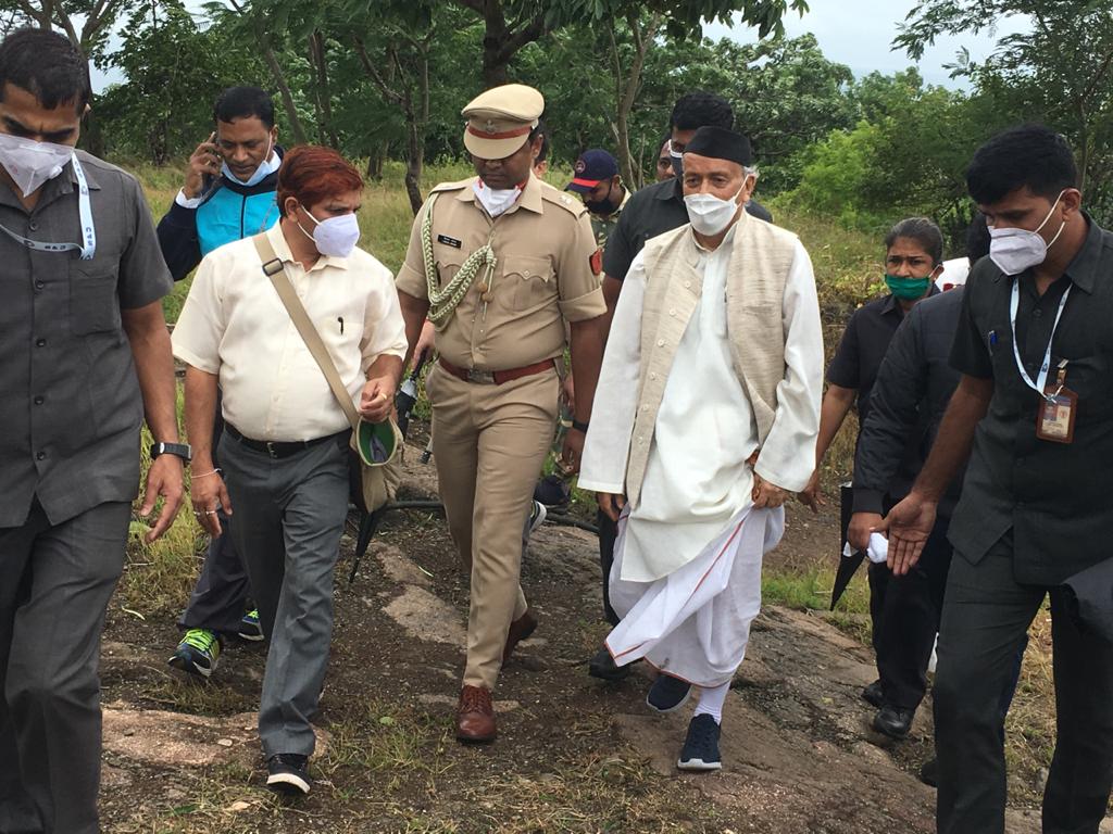 शिवजन्मस्थळी नतमस्तक होण्यासाठी राज्यपाल आज सकाळी 11 वाजता किल्ले शिवनेरीवर पोहचले. गडाच्या पहिल्या पायरीपासून ते जन्मस्थळापर्यंत ते न थकता न दमता चालत गेले. शिवजन्मस्थळी नतमस्तक होण्यासाठी राज्यपाल आज सकाळी 11 वाजता किल्ले शिवनेरीवर पोहचले. गडाच्या पहिल्या पायरीपासून ते जन्मस्थळापर्यंत ते न थकता न दमता चालत गेले.