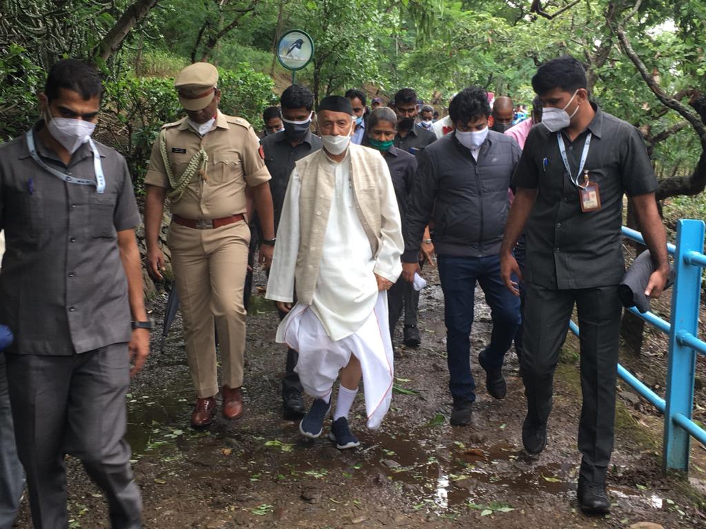 रायचंद शिंदे , 16 ऑगस्ट : 'छत्रपती शिवाजी महाराज हे सामान्य व्यक्ती नव्हते तर अवतारी पुरुष होते. त्यांच्या जन्मस्थळी भेट देण्याचे भाग्य मला मिळाले हा माझ्या पुण्याचा भाग आहे,' असं प्रतिपादन राज्याचे राज्यपाल भगतसिंग कोश्यारी यांनी किल्ले शिवनेरी येथे केले. रायचंद शिंदे , 16 ऑगस्ट : 'छत्रपती शिवाजी महाराज हे सामान्य व्यक्ती नव्हते तर अवतारी पुरुष होते. त्यांच्या जन्मस्थळी भेट देण्याचे भाग्य मला मिळाले हा माझ्या पुण्याचा भाग आहे,' असं प्रतिपादन राज्याचे राज्यपाल भगतसिंग कोश्यारी यांनी किल्ले शिवनेरी येथे केले.