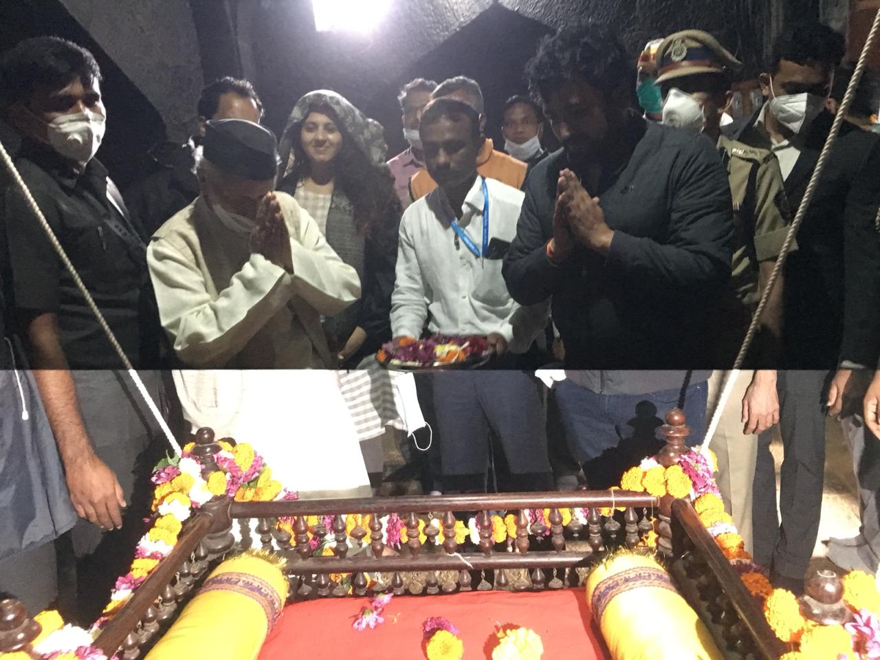 राज्यपालांनी महाराजांवरील गडावरील विविध वास्तू,झाडे यांची माहिती घेतली. शिवाजी महाराजांच्या जन्मस्थळी त्यांनी पाळण्याची तसेच शिवाजी महाराजांच्या प्रतिमेची पूजाही केली. शिवकुंज येथील जिजाऊ आणि बाल शिवबांच्या प्रतिमेचे दर्शन घेताना राज्यपाल नतमस्तक झाले. राज्यपालांनी महाराजांवरील गडावरील विविध वास्तू,झाडे यांची माहिती घेतली. शिवाजी महाराजांच्या जन्मस्थळी त्यांनी पाळण्याची तसेच शिवाजी महाराजांच्या प्रतिमेची पूजाही केली. शिवकुंज येथील जिजाऊ आणि बाल शिवबांच्या प्रतिमेचे दर्शन घेताना राज्यपाल नतमस्तक झाले.