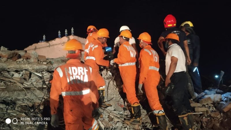 6 जखमींना रुग्णालयात उपचारासाठी दाखल करण्यात आलं आहे. ढिगाऱ्याखाली अजूनही 16 जण अडकल्याची भीती व्यक्त केली जात असून सध्या युद्धपातळीवर त्यांना शोधण्याचं कार्य सुरू आहे. 6 जखमींना रुग्णालयात उपचारासाठी दाखल करण्यात आलं आहे. ढिगाऱ्याखाली अजूनही 16 जण अडकल्याची भीती व्यक्त केली जात असून सध्या युद्धपातळीवर त्यांना शोधण्याचं कार्य सुरू आहे.