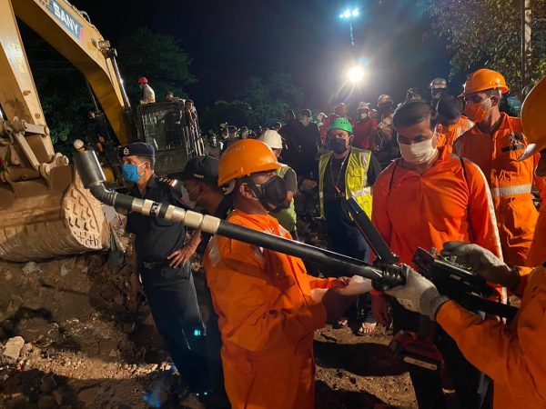 या 5 मजली इमरतीमध्ये एकूण 43 कुटुंब राहात होते त्यापैकी काही जण लॉकडाऊन आणि कोरोनामुळे गावीच अडकले होते. या 5 मजली इमरतीमध्ये एकूण 43 कुटुंब राहात होते त्यापैकी काही जण लॉकडाऊन आणि कोरोनामुळे गावीच अडकले होते.