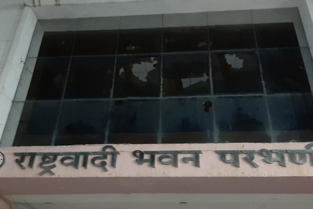 राष्ट्रवादीच्या परभणी जिल्हा कार्यालयावर दगडफेक, शिवसेना खासदाराच्या राजीनामा नाट्यानंतरची घटना