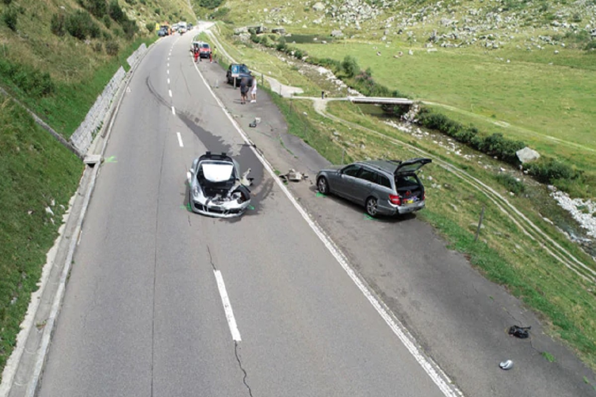 मर्सिडीज, बुगाटी आणि पोर्शची झाली टक्कर, नुकसान ऐकून येईल चक्कर; पाहा हे PHOTOS