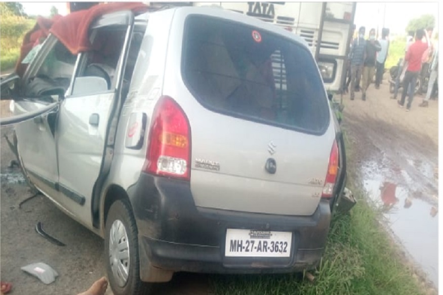 ओव्हरटेकच्या प्रयत्नात कंटेनरला धडकली कार, भीषण अपघातात 4 जणांचा जागीच मृत्यू