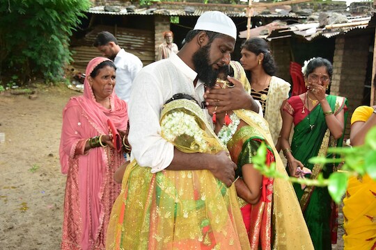 मुस्लीम मामा, हिंदू भाची! या फोटोनं जिंकलं महाराष्ट्राचं मन