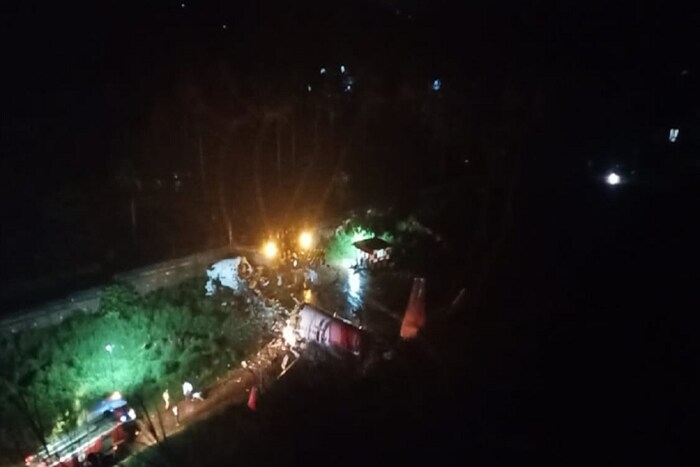 विमान कोझिकोड धावपट्टीवरून घसरलं आणि 30 फूट खाली असलेल्या छोट्या दरीत कोसळलं. 